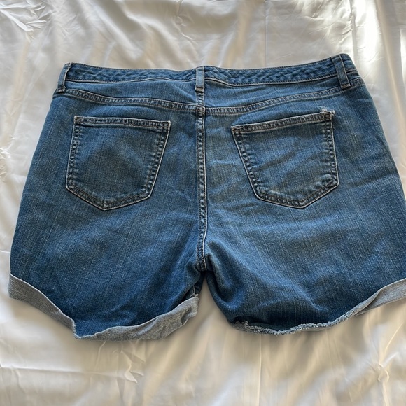 Universal Thread Boyfriend Short Mid Rise -Rips & Holes cuffed- size 14/32R - Picture 8 of 14